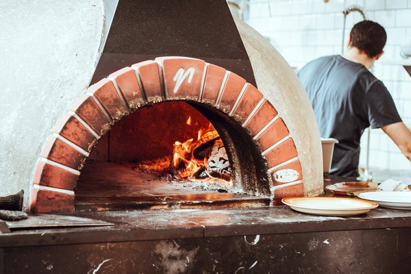 Comment construire un four à pizza extérieur avec des matériaux locaux?