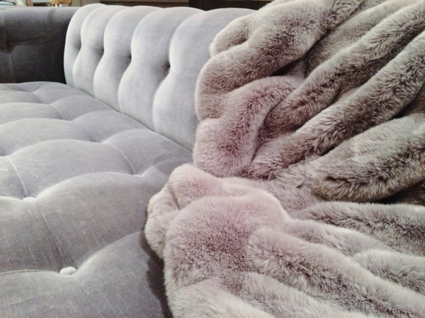 Le luxe du plaid en fausse fourrure pour votre intérieur